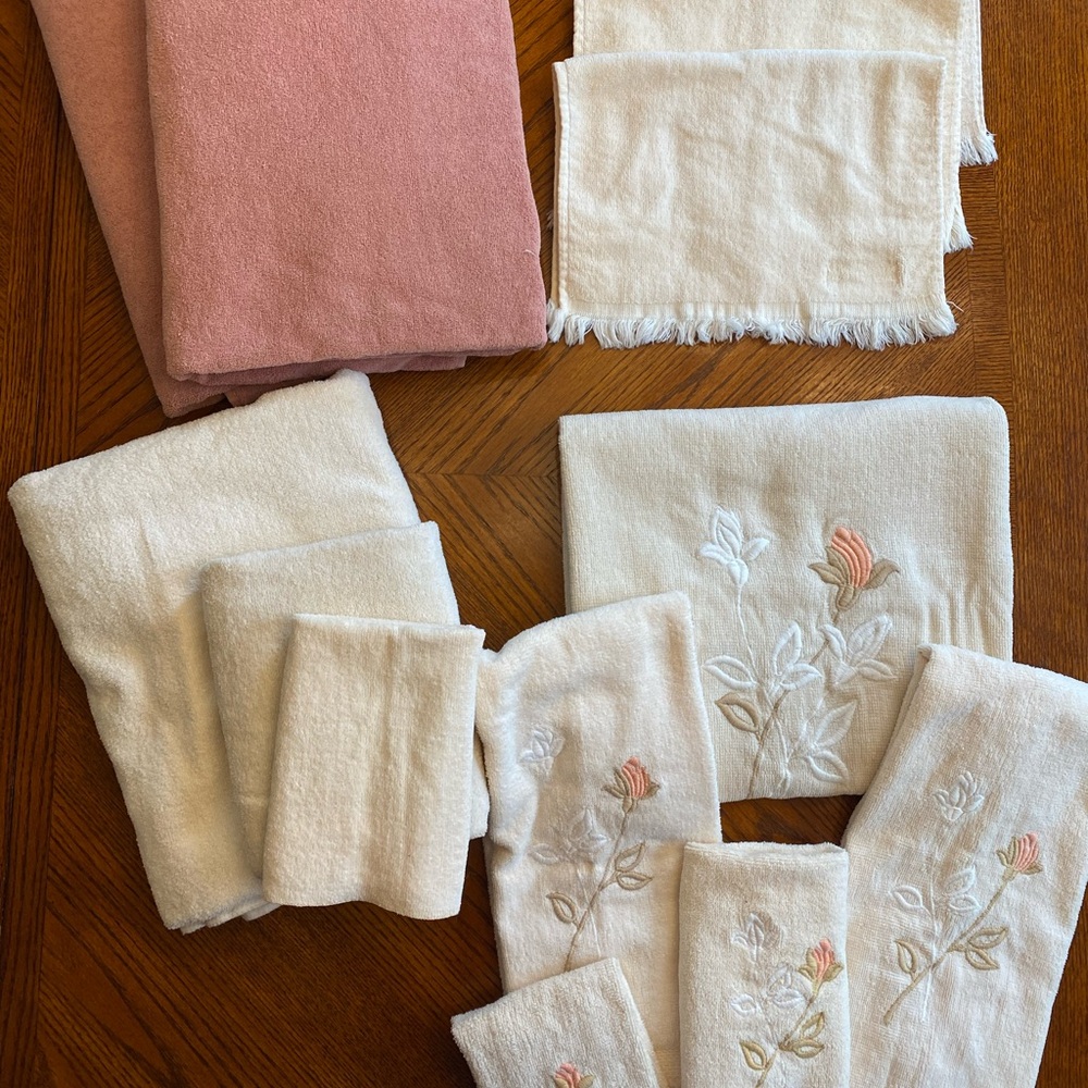 Cream and Coral Decorative Guest Towel Set
